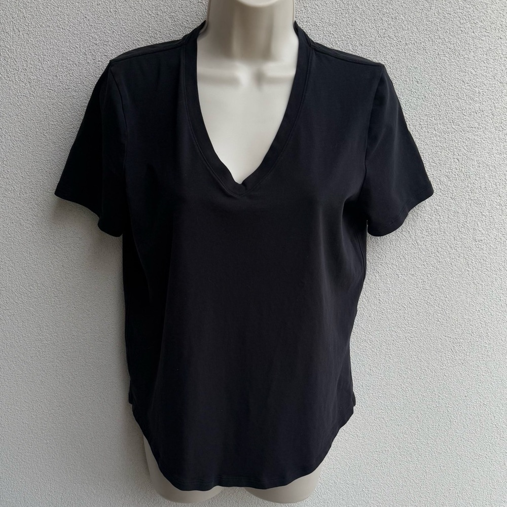 LULULEMON Love V-neck T-shirt Black short sleeve shirt curved hemline black Med